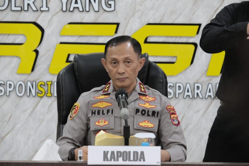 Kapolda Lampung Irjen Pol Helfi Assegaf memberikan keterangan pers terkait pengungkapan kasus curat kendaraan bermotor yang menyebabkan gugurnya Bripka Anumerta Arya Supena.