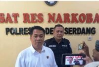 Kasat Res Narkoba Polresta Deli Serdang Kompol Dr. Ferry Kusnadi, S.H., M.H saat menyampaikan door stop terkait pengungkapan 28 kasus narkotika selama Mei 2026 di Aula Sat Res Narkoba Polresta Deli Serdang, Rabu (20/05/2026). Polisi mengamankan 38 tersangka serta menyita 860,69 gram sabu, 83,30 gram ganja kering, dan 40 batang tanaman ganja.