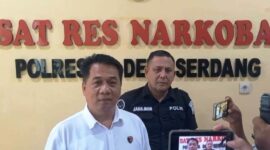 Kasat Res Narkoba Polresta Deli Serdang Kompol Dr. Ferry Kusnadi, S.H., M.H saat menyampaikan door stop terkait pengungkapan 28 kasus narkotika selama Mei 2026 di Aula Sat Res Narkoba Polresta Deli Serdang, Rabu (20/05/2026). Polisi mengamankan 38 tersangka serta menyita 860,69 gram sabu, 83,30 gram ganja kering, dan 40 batang tanaman ganja.