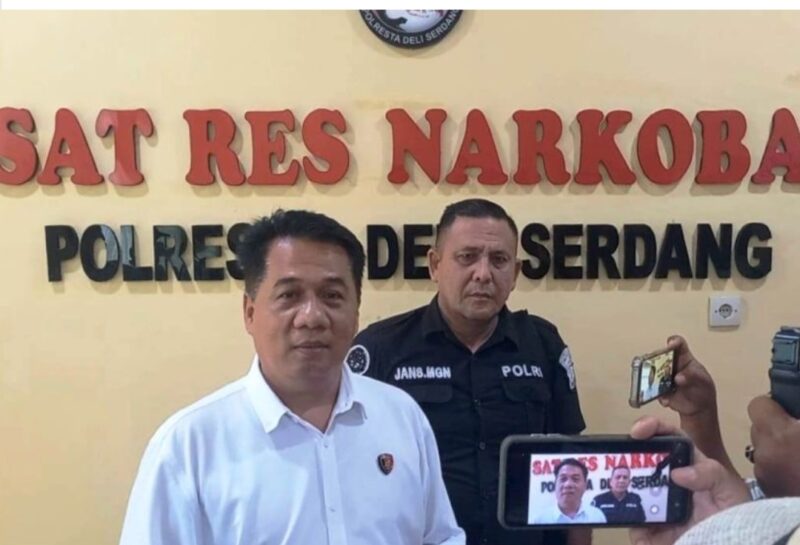 Kasat Res Narkoba Polresta Deli Serdang Kompol Dr. Ferry Kusnadi, S.H., M.H saat menyampaikan door stop terkait pengungkapan 28 kasus narkotika selama Mei 2026 di Aula Sat Res Narkoba Polresta Deli Serdang, Rabu (20/05/2026). Polisi mengamankan 38 tersangka serta menyita 860,69 gram sabu, 83,30 gram ganja kering, dan 40 batang tanaman ganja.