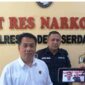 Kasat Res Narkoba Polresta Deli Serdang Kompol Dr. Ferry Kusnadi, S.H., M.H saat menyampaikan door stop terkait pengungkapan 28 kasus narkotika selama Mei 2026 di Aula Sat Res Narkoba Polresta Deli Serdang, Rabu (20/05/2026). Polisi mengamankan 38 tersangka serta menyita 860,69 gram sabu, 83,30 gram ganja kering, dan 40 batang tanaman ganja.