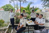 Kalapas Kelas IIA Labuhan Ruku, Hamdi Hasibuan, saat duduk bersama dan berdiskusi dengan sejumlah wartawan media cetak maupun online dalam kegiatan Coffee Morning di halaman Lapas Labuhan Ruku, Kabupaten Batu Bara, Selasa (19/05/2026). Kegiatan tersebut bertujuan mempererat silaturahmi serta memperkuat sinergi antara Lapas dan insan pers.