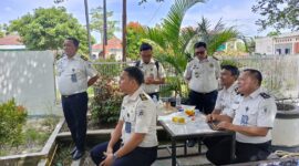 Kalapas Kelas IIA Labuhan Ruku, Hamdi Hasibuan, saat duduk bersama dan berdiskusi dengan sejumlah wartawan media cetak maupun online dalam kegiatan Coffee Morning di halaman Lapas Labuhan Ruku, Kabupaten Batu Bara, Selasa (19/05/2026). Kegiatan tersebut bertujuan mempererat silaturahmi serta memperkuat sinergi antara Lapas dan insan pers.