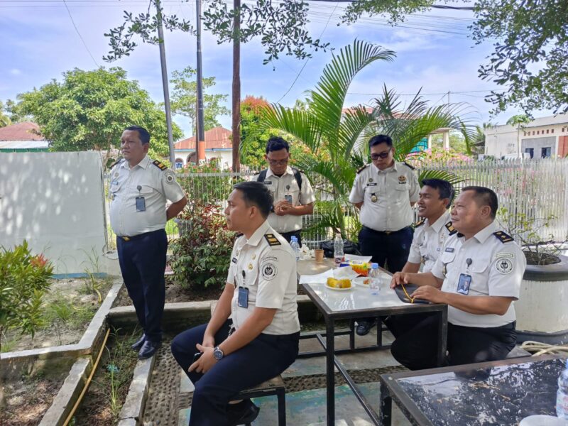 Kalapas Kelas IIA Labuhan Ruku, Hamdi Hasibuan, saat duduk bersama dan berdiskusi dengan sejumlah wartawan media cetak maupun online dalam kegiatan Coffee Morning di halaman Lapas Labuhan Ruku, Kabupaten Batu Bara, Selasa (19/05/2026). Kegiatan tersebut bertujuan mempererat silaturahmi serta memperkuat sinergi antara Lapas dan insan pers.