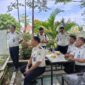Kalapas Kelas IIA Labuhan Ruku, Hamdi Hasibuan, saat duduk bersama dan berdiskusi dengan sejumlah wartawan media cetak maupun online dalam kegiatan Coffee Morning di halaman Lapas Labuhan Ruku, Kabupaten Batu Bara, Selasa (19/05/2026). Kegiatan tersebut bertujuan mempererat silaturahmi serta memperkuat sinergi antara Lapas dan insan pers.