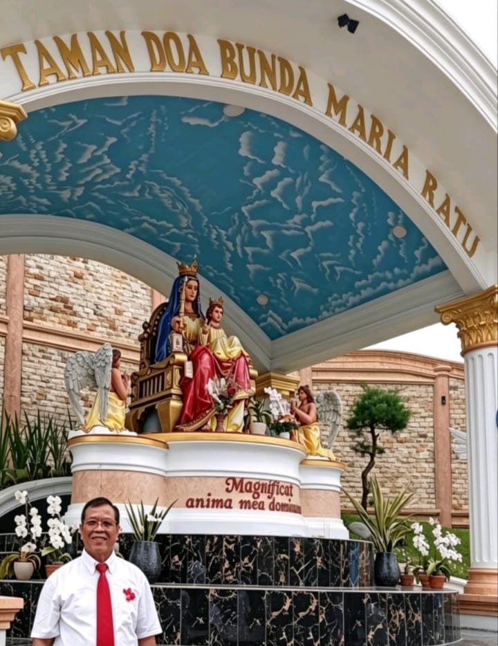 Martin Sembiring mengunjungi Taman Doa Bunda Maria Ratu sebagai refleksi nilai kasih, persaudaraan, dan persatuan dalam kehidupan bermasyarakat.