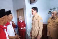 Asisten II Perekonomian dan Pembangunan Kabupaten Deli Serdang, Hendra Wijaya, menghadiri pengukuhan pengurus Koperasi Produsen Sedulur Merah Putih (KPSMP) sekaligus meresmikan kantor dan usaha sembako wisata di Desa Durian, Kecamatan Pantai Labu, Selasa (19/5/2026).
