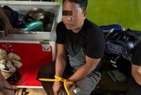 Petugas Polsek Tanjung Pura mengamankan tersangka pengedar sabu beserta barang bukti di Desa Pekubuan, Langkat.