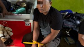 Petugas Polsek Tanjung Pura mengamankan tersangka pengedar sabu beserta barang bukti di Desa Pekubuan, Langkat.