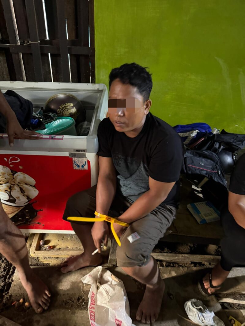 Petugas Polsek Tanjung Pura mengamankan tersangka pengedar sabu beserta barang bukti di Desa Pekubuan, Langkat.