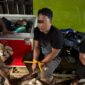 Petugas Polsek Tanjung Pura mengamankan tersangka pengedar sabu beserta barang bukti di Desa Pekubuan, Langkat.