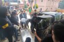 Petugas kepolisian mengevakuasi jenazah pelaku penembakan Bripka Anumerta Arya Supena ke kendaraan usai baku tembak saat proses penangkapan di wilayah Pesawaran, Lampung.