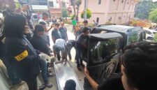 Petugas kepolisian mengevakuasi jenazah pelaku penembakan Bripka Anumerta Arya Supena ke kendaraan usai baku tembak saat proses penangkapan di wilayah Pesawaran, Lampung.