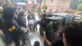 Petugas kepolisian mengevakuasi jenazah pelaku penembakan Bripka Anumerta Arya Supena ke kendaraan usai baku tembak saat proses penangkapan di wilayah Pesawaran, Lampung.
