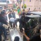 Petugas kepolisian mengevakuasi jenazah pelaku penembakan Bripka Anumerta Arya Supena ke kendaraan usai baku tembak saat proses penangkapan di wilayah Pesawaran, Lampung.