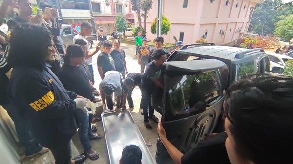 Petugas kepolisian mengevakuasi jenazah pelaku penembakan Bripka Anumerta Arya Supena ke kendaraan usai baku tembak saat proses penangkapan di wilayah Pesawaran, Lampung.