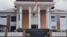 Kuasa hukum penggugat memberikan keterangan usai sidang perdana sengketa lahan di PN Suka Makmue, Kabupaten Nagan Raya.