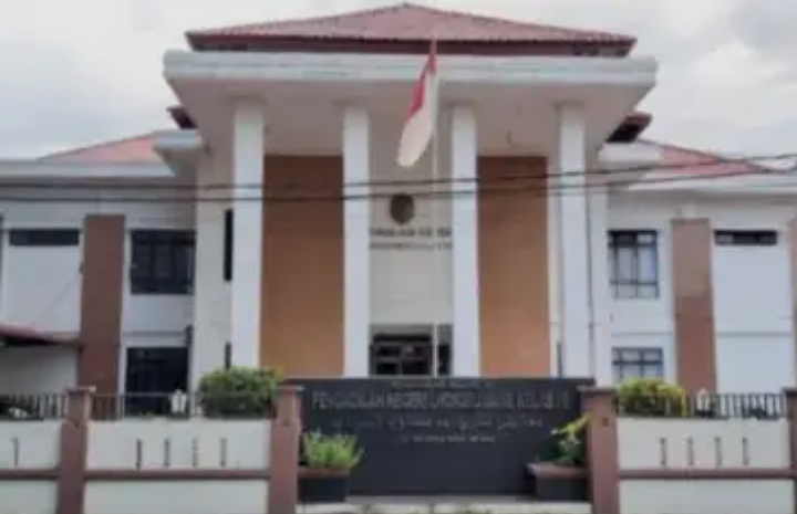 Kuasa hukum penggugat memberikan keterangan usai sidang perdana sengketa lahan di PN Suka Makmue, Kabupaten Nagan Raya.