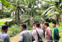 Petugas kepolisian Polsek Secanggang melakukan pengecekan lokasi kejadian di parit belakang rumah warga di Desa Telaga Jernih, Secanggang, Langkat, usai peristiwa tenggelamnya dua balita yang mengakibatkan satu korban meninggal dunia dan satu lainnya dalam kondisi kritis.