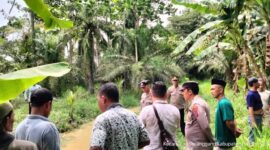 Petugas kepolisian Polsek Secanggang melakukan pengecekan lokasi kejadian di parit belakang rumah warga di Desa Telaga Jernih, Secanggang, Langkat, usai peristiwa tenggelamnya dua balita yang mengakibatkan satu korban meninggal dunia dan satu lainnya dalam kondisi kritis.
