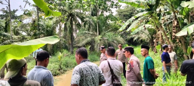 Petugas kepolisian Polsek Secanggang melakukan pengecekan lokasi kejadian di parit belakang rumah warga di Desa Telaga Jernih, Secanggang, Langkat, usai peristiwa tenggelamnya dua balita yang mengakibatkan satu korban meninggal dunia dan satu lainnya dalam kondisi kritis.