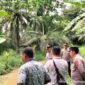 Petugas kepolisian Polsek Secanggang melakukan pengecekan lokasi kejadian di parit belakang rumah warga di Desa Telaga Jernih, Secanggang, Langkat, usai peristiwa tenggelamnya dua balita yang mengakibatkan satu korban meninggal dunia dan satu lainnya dalam kondisi kritis.