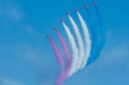 Sejumlah pesawat aerobatik membentuk formasi udara dengan jejak asap berwarna di langit biru. Fenomena jejak pesawat atau contrails kembali menjadi perbincangan setelah muncul narasi hoaks di media sosial yang mengaitkannya dengan penyebaran zat berbahaya.