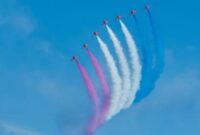 Sejumlah pesawat aerobatik membentuk formasi udara dengan jejak asap berwarna di langit biru. Fenomena jejak pesawat atau contrails kembali menjadi perbincangan setelah muncul narasi hoaks di media sosial yang mengaitkannya dengan penyebaran zat berbahaya.