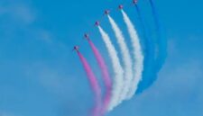 Sejumlah pesawat aerobatik membentuk formasi udara dengan jejak asap berwarna di langit biru. Fenomena jejak pesawat atau contrails kembali menjadi perbincangan setelah muncul narasi hoaks di media sosial yang mengaitkannya dengan penyebaran zat berbahaya.