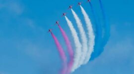 Sejumlah pesawat aerobatik membentuk formasi udara dengan jejak asap berwarna di langit biru. Fenomena jejak pesawat atau contrails kembali menjadi perbincangan setelah muncul narasi hoaks di media sosial yang mengaitkannya dengan penyebaran zat berbahaya.