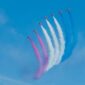 Sejumlah pesawat aerobatik membentuk formasi udara dengan jejak asap berwarna di langit biru. Fenomena jejak pesawat atau contrails kembali menjadi perbincangan setelah muncul narasi hoaks di media sosial yang mengaitkannya dengan penyebaran zat berbahaya.