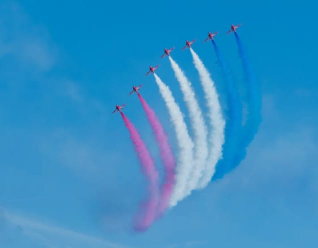 Sejumlah pesawat aerobatik membentuk formasi udara dengan jejak asap berwarna di langit biru. Fenomena jejak pesawat atau contrails kembali menjadi perbincangan setelah muncul narasi hoaks di media sosial yang mengaitkannya dengan penyebaran zat berbahaya.