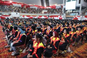 Ratusan mahasiswa mengikuti prosesi wisuda bersama Institut Bakti Nusantara, STIT Pringsewu dan STEBI Tanggamus di Graha Adora Lampung dengan suasana khidmat dan tertib.