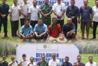 Kegiatan pembersihan lahan tidur oleh warga binaan Rutan Tanjung Pura di Desa Cempa sebagai bagian dari program ketahanan pangan nasional.