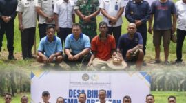 Kegiatan pembersihan lahan tidur oleh warga binaan Rutan Tanjung Pura di Desa Cempa sebagai bagian dari program ketahanan pangan nasional.