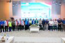 Suasana peringatan Hari Buruh Internasional 2026 di Kabupaten Batu Bara yang dihadiri Wakil Bupati Syafrizal bersama unsur Forkopimda, ditandai dengan penyerahan bantuan sosial, ajakan memperkuat kolaborasi ketenagakerjaan, serta penutupan acara melalui pemotongan tumpeng dan pembagian hadiah.