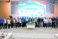 Suasana peringatan Hari Buruh Internasional 2026 di Kabupaten Batu Bara yang dihadiri Wakil Bupati Syafrizal bersama unsur Forkopimda, ditandai dengan penyerahan bantuan sosial, ajakan memperkuat kolaborasi ketenagakerjaan, serta penutupan acara melalui pemotongan tumpeng dan pembagian hadiah.