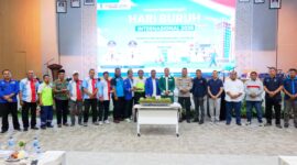 Suasana peringatan Hari Buruh Internasional 2026 di Kabupaten Batu Bara yang dihadiri Wakil Bupati Syafrizal bersama unsur Forkopimda, ditandai dengan penyerahan bantuan sosial, ajakan memperkuat kolaborasi ketenagakerjaan, serta penutupan acara melalui pemotongan tumpeng dan pembagian hadiah.