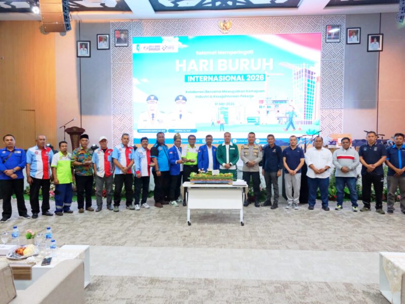 Suasana peringatan Hari Buruh Internasional 2026 di Kabupaten Batu Bara yang dihadiri Wakil Bupati Syafrizal bersama unsur Forkopimda, ditandai dengan penyerahan bantuan sosial, ajakan memperkuat kolaborasi ketenagakerjaan, serta penutupan acara melalui pemotongan tumpeng dan pembagian hadiah.