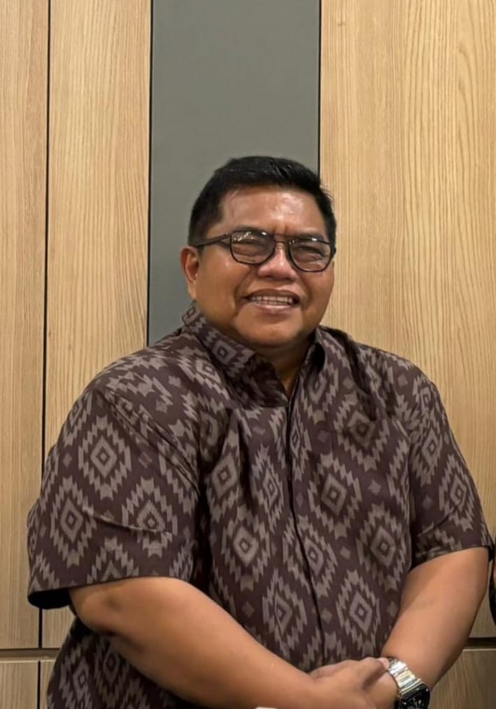 Kebijakan Prabowonomics yang digagas Prabowo Subianto menekankan pentingnya kedaulatan energi melalui pengembangan bioenergi dan hilirisasi industri nasional. Strategi ini diarahkan untuk mengurangi ketergantungan Indonesia terhadap impor energi global, sekaligus memperkuat ekonomi daerah melalui pembangunan kawasan industri dan pemanfaatan sumber daya lokal. Pendekatan ini juga diharapkan mampu menjaga stabilitas sosial serta meningkatkan daya saing ekonomi nasional di tengah gejolak global.