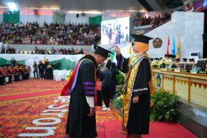 Prosesi pemindahan tali toga dalam wisuda bersama Institut Bakti Nusantara, STIT Pringsewu dan STEBI Tanggamus di Graha Adora Lampung.