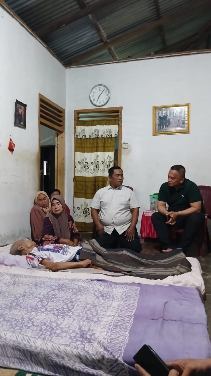 Kapolres Batu Bara bersama jajaran melaksanakan kegiatan Minggu Kasih dengan mengunjungi keluarga jurnalis mitra Polres Batu Bara yang sedang sakit sebagai bentuk kepedulian dan mempererat silaturahmi antara Polri dan insan pers.