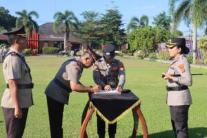 Kapolres Lampung Timur AKBP Heti Patmawati memimpin upacara sertijab pejabat utama dan kapolsek di Lapangan Satya Haprabu Polres Lampung Timur.