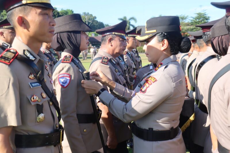 Kapolres Lampung Timur AKBP Heti Patmawati memimpin upacara serah terima jabatan sejumlah pejabat utama dan kapolsek di lingkungan Polres Lampung Timur, Senin (18/5/2026).