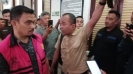 Kuasa hukum Saiful Abdi meluapkan protes keras saat sidang kasus dugaan korupsi proyek smartboard Disdik Langkat di Pengadilan Tipikor Medan.