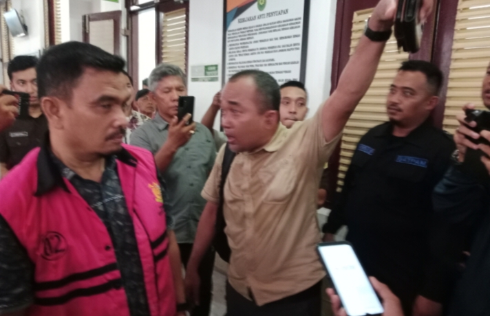 Kuasa hukum Saiful Abdi meluapkan protes keras saat sidang kasus dugaan korupsi proyek smartboard Disdik Langkat di Pengadilan Tipikor Medan.