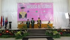 Suasana prosesi wisuda bersama Institut Bakti Nusantara, STIT Pringsewu dan STEBI Tanggamus di Graha Adora Lampung, Rabu (13/5/2026), yang berlangsung lancar, tertib dan penuh khidmat dengan diikuti sekitar 700 mahasiswa.