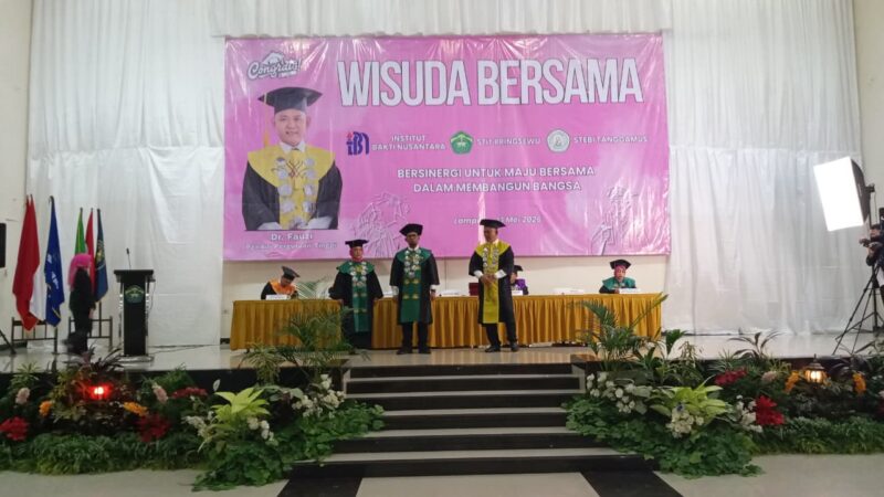 Suasana prosesi wisuda bersama Institut Bakti Nusantara, STIT Pringsewu dan STEBI Tanggamus di Graha Adora Lampung, Rabu (13/5/2026), yang berlangsung lancar, tertib dan penuh khidmat dengan diikuti sekitar 700 mahasiswa.