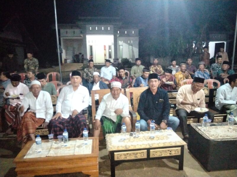 Suasana Pengajian Akbar di Desa Bumi Nabung Lampung Timur yang dihadiri masyarakat, tokoh agama, dan tokoh masyarakat dalam rangka 1000 hari wafatnya ibunda H. Sufi’i.