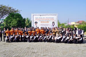 Bupati Pringsewu bersama petugas dan peserta Apel Siaga Sensus Ekonomi 2026 berfoto bersama usai pencanangan pendataan lapangan di Kabupaten Pringsewu.